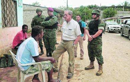 Ascenso. Roque Moreira, nuevo jefe del Ejército (boina roja), junto al ministro Oswaldo Jarrín, en Esmeraldas.