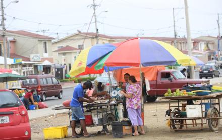 Comercio. Los vendedores llegan desde muy temprano a la calle Costanera para comercializar sus productos.