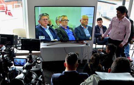 Prensa. Periodistas observan la primera diligencia judicial de la Justicia Especial para la Paz, en Bogotá.