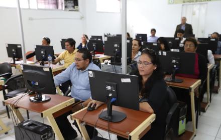 Pruebas. La jornada de evaluación docente se desarrolló ayer con menos contratiempo que el martes pasado.