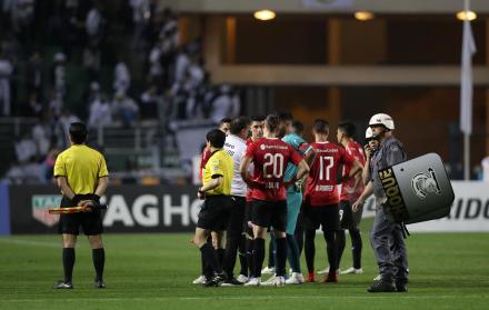 Tensión. Los jugadores permanecieron varios minutos en el centro de la cancha, observando los incidentes que ocurrían en la tribuna de aficionados brasileños.