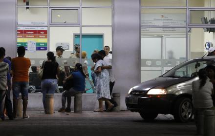 A falta de camillas. En el Guasmo Sur, en la noche del martes desaparecieron los camilleros. Los parientes del enfermo tuvieron que encargarse del traslado.
