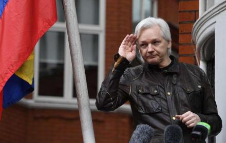 El domingo, el portal WikiLeaks anunció en su cuenta de Twitter que Ecuador supuestamente le había devuelto internet a Assange.