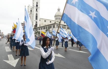 Gallardía. Estudiantes de Guayaquil participaron portaron las banderas celeste y blanco.