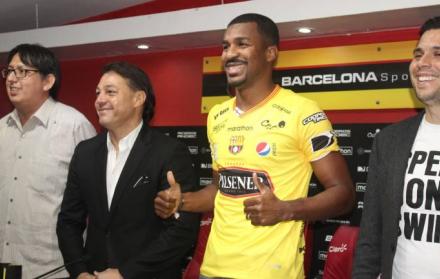 Sonriente y con evidente confianza en la sala de prensa del club, el esmeraldeño se colocó la casaca y sorprendió con el dorsal ‘33’ en la espalda.