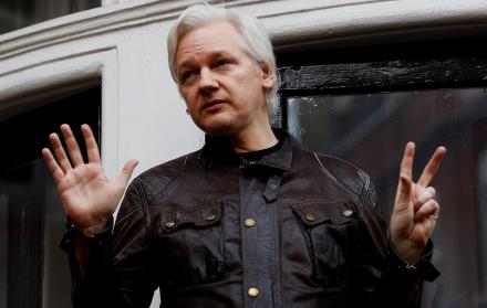 A Assange también se le suspendió su comunicación exterior por su mal uso con comentarios en redes sociales en marzo pasado. 