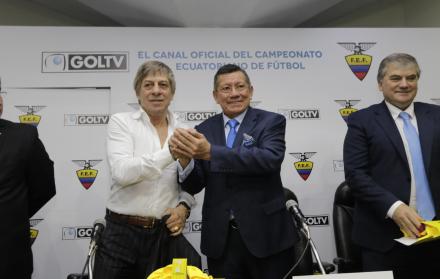 El 22 de junio del año anterior, Paco Casal (i), presidente y propietario de GolTV, y Carlos Villacís, titular de la FEF, firmaron el acuerdo para que la empresa uruguaya transmita los partidos del campeonato nacional.