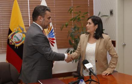 Nadie la esperaba. Algunos especulaban con que demoraría los días suficientes para permitir la instalación del juicio contra Glas. Sin embargo, sorpresivamente, la secretaria jurídica de la Presidencia, Johana Pesántez, llegó para entregar la terna de can