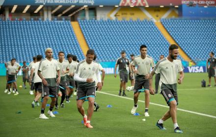 Los jugadores de México Jesús Corona (i), Javier Hernández (2i), Raúl Jiménez (2d) y Miguel Layún (d) participan en un entrenamiento.