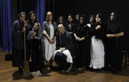 Marina Salvarezza (centro) ha llevado varias veces el clásico de Federico García Lorca a las tablas.
