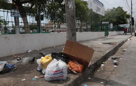 Hacinamiento. En la cancha Caballito Zevallos, en Sauces 2, es común observar el botadero de basura que se forma a cualquier hora.