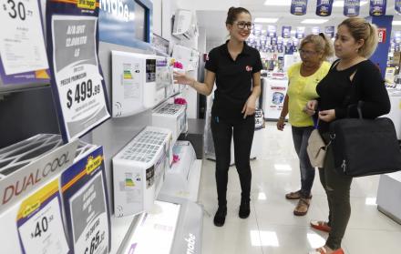Comercio. Clientes cotizaron aires acondicionados en la tienda Orve Hogar, en Mall del Sur, donde ya hay ofertas.