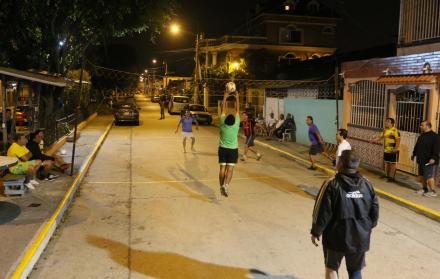 Ausencia. Los vecinos de la ciudadela 9 de Octubre improvisan una cancha de voleibol en una de sus calles.