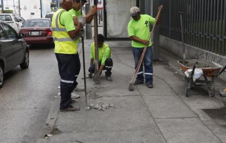 Labor. Ayer, obreros trabajaban en la instalación de los letreros.