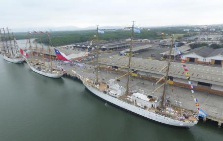 Contecon. Las fragatas de Argentina, Chile y Perú atracaron en el muelle del puerto de Guayaquil. 