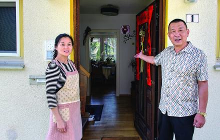 Emprendedores. Zhang y su esposa Yang frente a su casa en el llamado complejo residencial Oak Garden.
