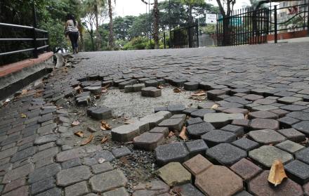 Deterioro. Adoquines levantados del parque lineal de la avenida Carlos Julio Arosemena.