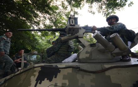 En tanques, patrulleros y a pie los uniformados controlan la vía San Lorenzo-Mataje.