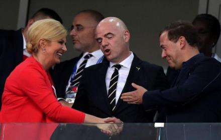 La mandataria saluda a Dmitri Medvédev, primer ministro ruso, cuando los croatas dejaron fuera a los locales, esto ante la mirada de Gianni Infantino (c), titular FIFA.