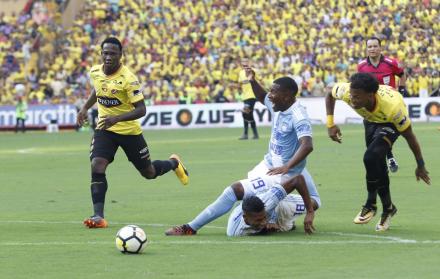 Diferencia. Brayan Angulo (19) y Ayrton Preciado (18) estuvieron entre los pocos jugadores rescatables que tuvo Emelec en el Clásico. Además del bajo rendimiento, fue notoria la falta de actitud de algunos integrantes del campeón. 