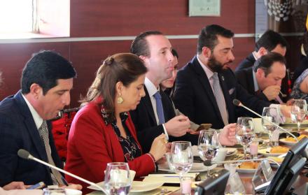 Encuentro. La ministra del Interior y encargada de la Secretaría de la Política, María Paula Romo, se reunió con empresarios, ayer, en Quito.