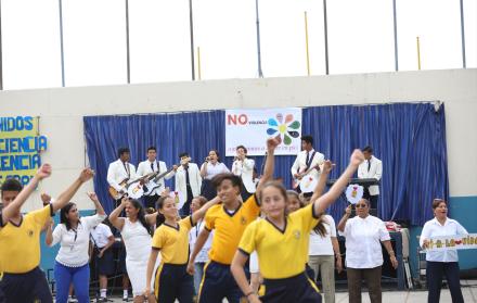 Participación. Mientras los estudiantes del Aguirre Abad interpretan su melodía antiviolencia, sus compañeros, maestros y padres de familia elaboran una coreografía. 