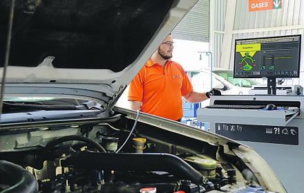 Operación. En la primera sección de la revisión se comprueban los defectos visuales y emisiones de gases. 