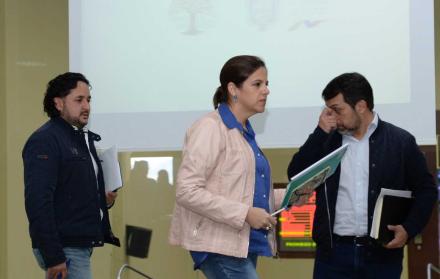 Rueda de prensa con el ministro de Justicia, Paúl Granja (i), secretario de Comunicación, Andrés Michelena (c);  y la ministra del Interior, María Paula Romo (d). 