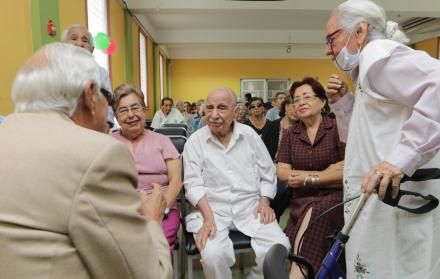 Conversación. Luego de la charla, algunos asistentes rodearon a Isidro Soriano (centro) para hablar con él.