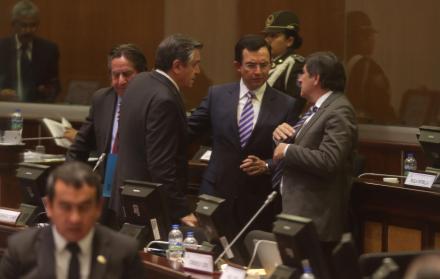 Debate. Patricio Donoso, de CREO, conversa con los socialcristianos Luis Fernando Torres y César Rohon. Los del PSC ‘conferenciaron’ durante buena parte del debate, ayer, en el pleno.