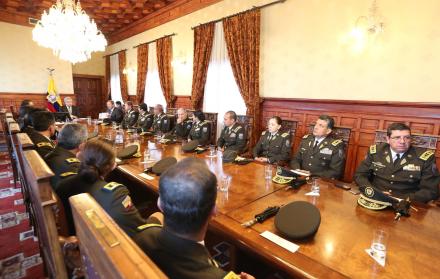 El presidente Lenín Moreno (cumplió años) se reunió ayer con la plana mayor de la Policía en Quito, que le informó sobre la seguridad interna en el país. En el encuentro en el palacio de Gobierno estuvieron los ministros de Defensa, Patricio Zambrano, y d