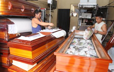 Todos ganan. En esta actividad fúnebre el negocio está asegurado. En la foto, preparando los cajones que un tramitador ofrecerá después.