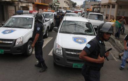 La mujer fue llevada a la Unidad de Flagrancia de Álbán Borja donde sería procesada por el delito de destrucción a un bien del Estado.