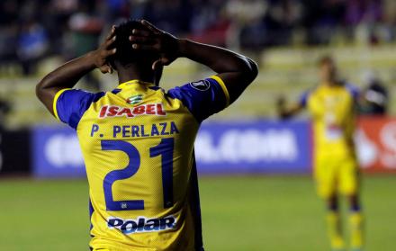 Tristeza. Pedro Perlaza, defensa derecho de Delfín, lamenta la eliminación de la Copa Libertadores, tras la derrota ante Bolívar de La Paz, anoche en el estadio Hernando Siles.
