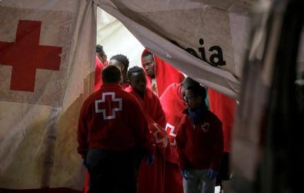 Odisea. Migrantes, parte de un grupo interceptado a bordo de un bote cerca de la costa mediterránea, en una tienda de la Cruz Roja española en el puerto de Málaga, el día Navidad.