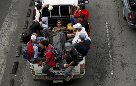 Migrantes hondureños se transportan en camionetas, con la ayuda de ciudadanos guatemaltecos, hacia el departamento de Escuintla para acercarse a la frontera con México.