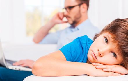 Es posible que, al principio, el niño pueda ver a esa persona como alguien que le roba la atención de su padre o de su madre y que surjan los celos.