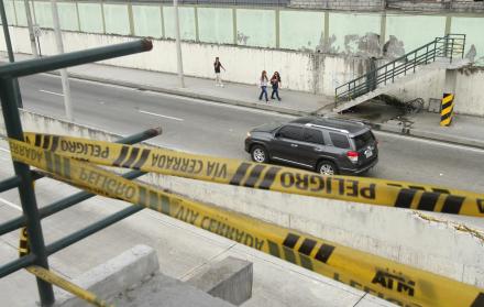 Inconveniente. Las cintas de seguridad advierten del peligro por la afectación del paso peatonal elevado.