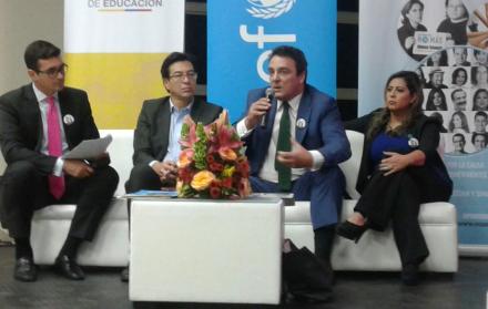 Joaquín González, representante de Unicef Ecuador (derecha) junto a Fander Falconí (Izquierda) presentan la campaña Súper Padres. 