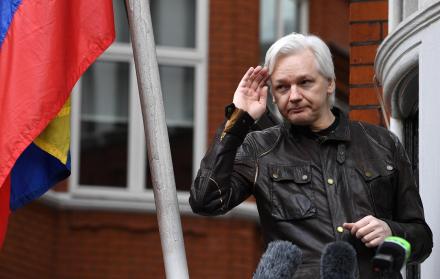 Referencial. Assange en una de sus apariciones públicas en el balcón de la Embajada. 