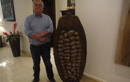 El presidente del Salón del Chocolate, miembro de la Academia Francesa del Chocolate y presidente del grupo Salpa, promueve la calidad del cacao ecuatoriano en Europa. Es un franco-suizo que se declara enamorado de Ecuador y su cacao.