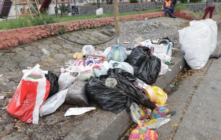 La basura a la orden del día. Los desechos son abandonados a cualquier hora, irrespetando los horarios de recolección y la ordenanza de desalojo de residuos.
