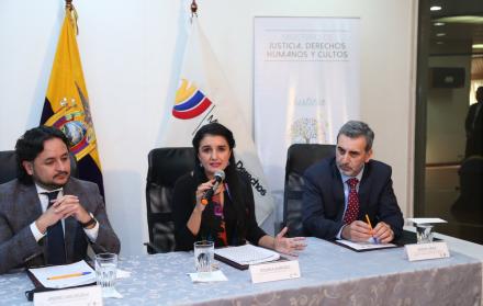 Andrés Michelena, secretario de Comunicación, junto a Rosana Alvarado, ministra de Justicia, y Edison Lanza, relator especial de la CIDH.