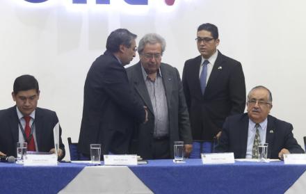 Acto. El presidente del CNE Gustavo Vega (c) ayer durante el taller donde se discutió sobre el padrón electoral.