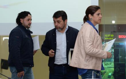 Gobierno. Andrés Michelena, Paúl Granda y María Paula Romo tuvieron un retraso en su diálogo con los medios.