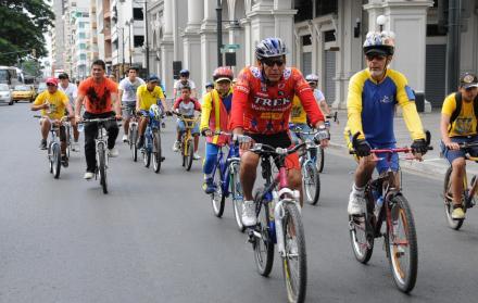 Actividades. Un grupo de ciclistas recorren el malecón en una de las tantas jornadas de pedaleo por el centro.