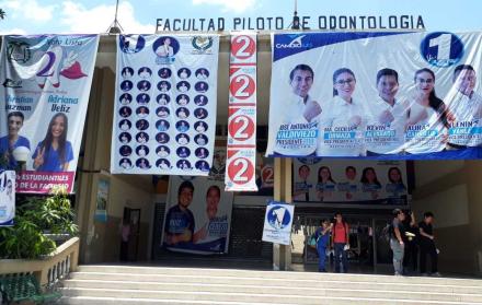 Propaganda. Afiches y pancartas de los candidatos se han colocado en los edificios de la universidad.