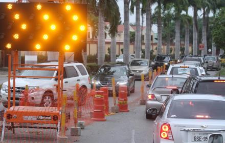 Desde que iniciaron los trabajos de ampliación, todos los días de 06:00 a 08:00 y de 18:00 a 20:00 la entrada a Ciudad Celeste se congestiona, pese a que hay al menos 10 agentes de tránsito que intentan controlar el problema.