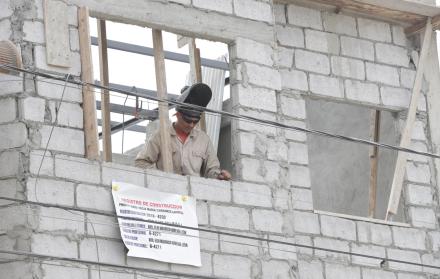 El control de las construcciones se hace a través de los fedatarios, luego de que el Municipio notara las secuelas estructurales que dejó el terremoto de 7,8 que sacudió a Ecuador en 2016. Un profesional visita la obra y verifica que esté construyéndose d