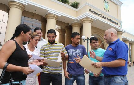 Papeles. Cada día cientos de venezolanos van a la Cancillería para sacar la visa, en la foto varios de ellos.